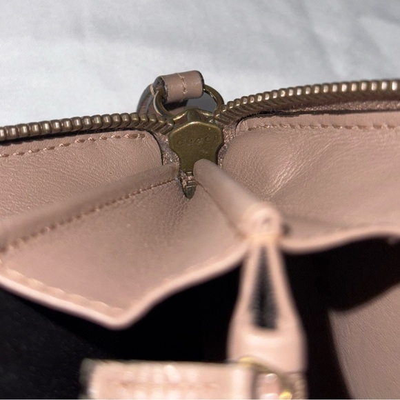 Authenticated Gucci Pearl Matelasse Wallet - Picture 6 of 9